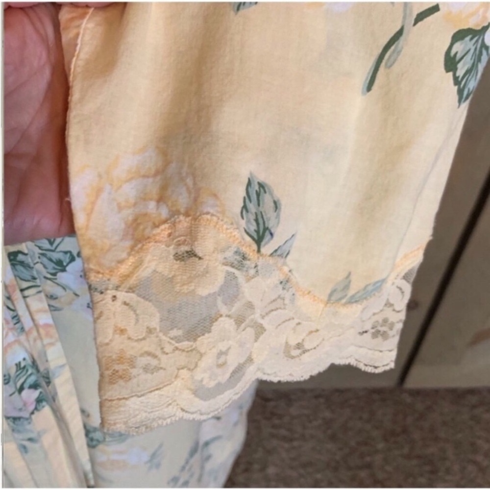 Vintage Victoria’s Secret light yellow long lightweight robe with floral print - Picture 10 of 11